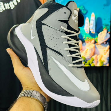 Bota Nike perfectas tanto para entrenamientos intensos como para un look urbano con mucho estilo.