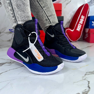 Las zapatillas de baloncesto Nike Hyperdunk son de alto rendimiento y su diseño ligero te hara brillar en la cancha