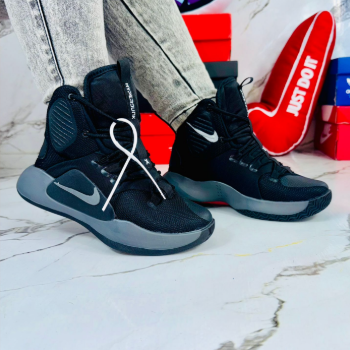 Las zapatillas de baloncesto Nike Hyperdunk son de alto rendimiento y su diseño ligero te hara brillar en la cancha