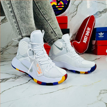 Las zapatillas de baloncesto Nike Hyperdunk son de alto rendimiento y su diseño ligero te hara brillar en la cancha