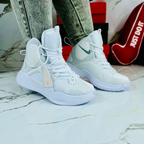 Las zapatillas de baloncesto Nike Hyperdunk son de alto rendimiento y su diseño ligero te hara brillar en la cancha