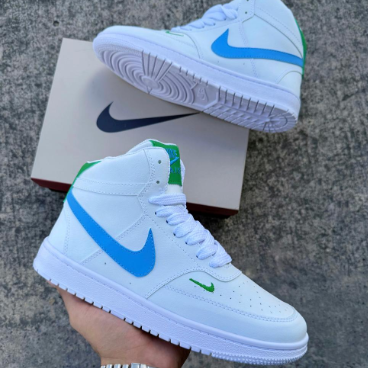 NIKE COURT Son ideales para un look casual diario, combinando funcionalidad y estilo deportivo clásico